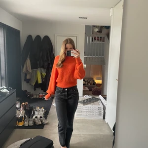 Stickad tröja  - En orange stickad tröja. Inte alls stickig!! Jätte fin färg nu till sommaren🥰 Ganska använd, men i bra skick. 