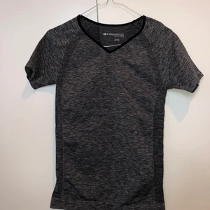 Träningstopp  - Tröja/ T-shirt för träning. Använd fåtal gånger.