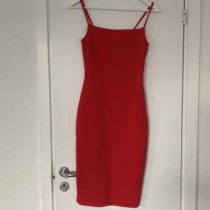 Röd tight klänning med liten slits baktill🌹🌹🌹