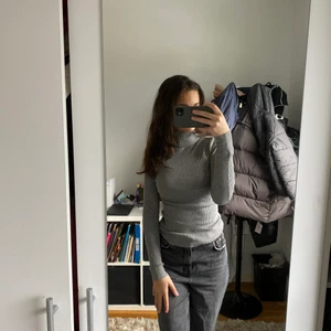 En bekväm grå polotröja! - Super bekväm polotröja som passar med allt!! Väljer att sälja denna tröjan för att jag har en exakt likadan:)