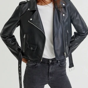 Skinnjacka - Säljer min skinnjacka då den inte kommer till användning längre, köpt på pull&bear