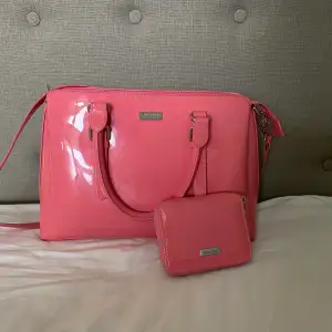 En riktigt poppig rosa Don Donna väska. En medium-stor väska som är i mycket bra skick! Har bara använt den ett fåtal gånger. En matchande plånbok följer även med 💗 Säljer då jag inte använder den längre😽