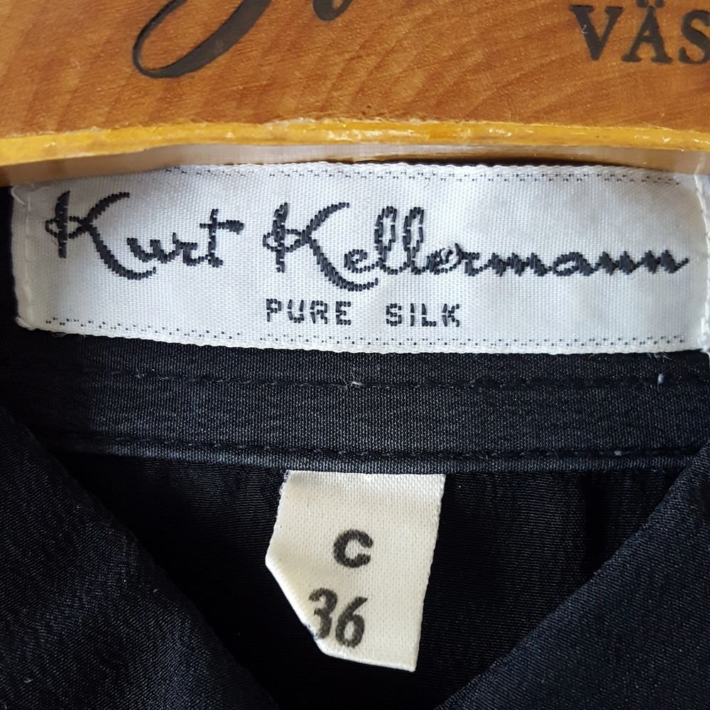 Svartblå vintage blus i 100% silke från Kurt Kellmann. Knäppning framtill och vid ärmslut. Behaglig året om.  Köparen står för frakten. Betalning sker genom swish. 💌. Blusar.