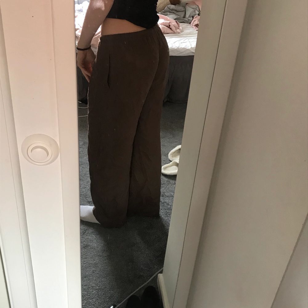 Säljer dessa exktremt snygga linnebyxor från weekday. Orginalpris: 500kr Jättefina och sköna populära linnebyxor, fina till sommaren🥰🥰🌸. Jeans & Byxor.