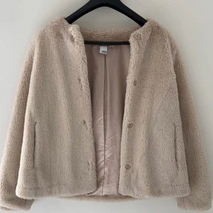 MQ jacka ljusrosa/beige  - Nytt fint plagg som varit i garderoben ett tag och passar perfekt för sommarkvällar! Mjuk jacka som är från MQs egna märke ”visual clothing project”. Budgivning ifall fler är intresserade annars är det först till kvarn:)  bara att skriva om du har frågor😊 