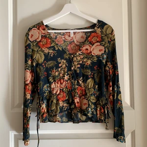 Blommig top - Storleken än 38 men känns som 36 då den är ganska tajt i materialet. Väldigt fin om man ska äta ute eller bara klä upp sig lite enkelt🥰 