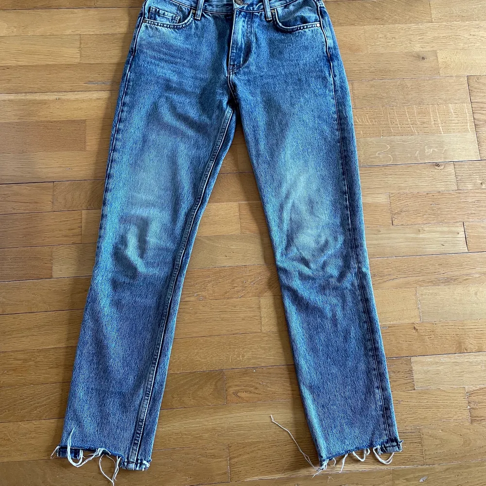 Snygga slim straight jeans, längden funkar på mig som är 180💕 köpare står för frakt . Jeans & Byxor.