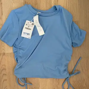 Säljer denna jättefina blåa tröjan från Zara. Lappen är fortfrande kvar och i jättebra skick då kag aödrig har andvänt den. Säljer då den är lite stor. 