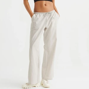 Linnebyxor - Säljer dessa superfina linnebyxor från hm, sprillans nya även dessa med lappen kvar. Storlek S. Säljer då de är förstora. Lagt bud är lagt och man står för frakt själv :) lägger ut igen pga oseriösa köpare 