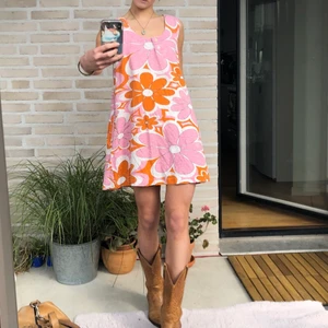 Klänning - Väldigt unik retro klänning🌸 storlek L men funkar även på mig som är XS. 