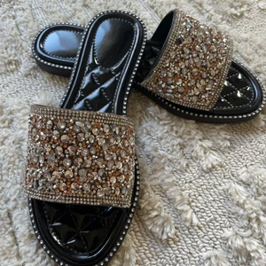 Sommar Tofflor - Helt nya super fina tofflor i storlek 41. Är dock små i storlek så skulle säga att dem passar en 40