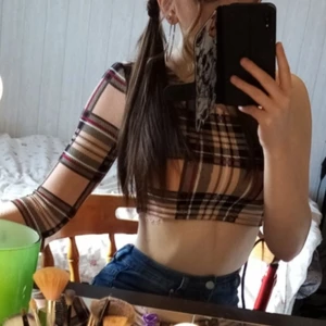 Topp med halvärmad - Knappt använd, köptes från shein förra året. Vänstersidan långärman, andra inte. 