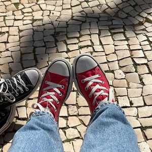 Röda converse - Röda höga converse, använda 1 gång, storlek 39, nypris 799kr. 