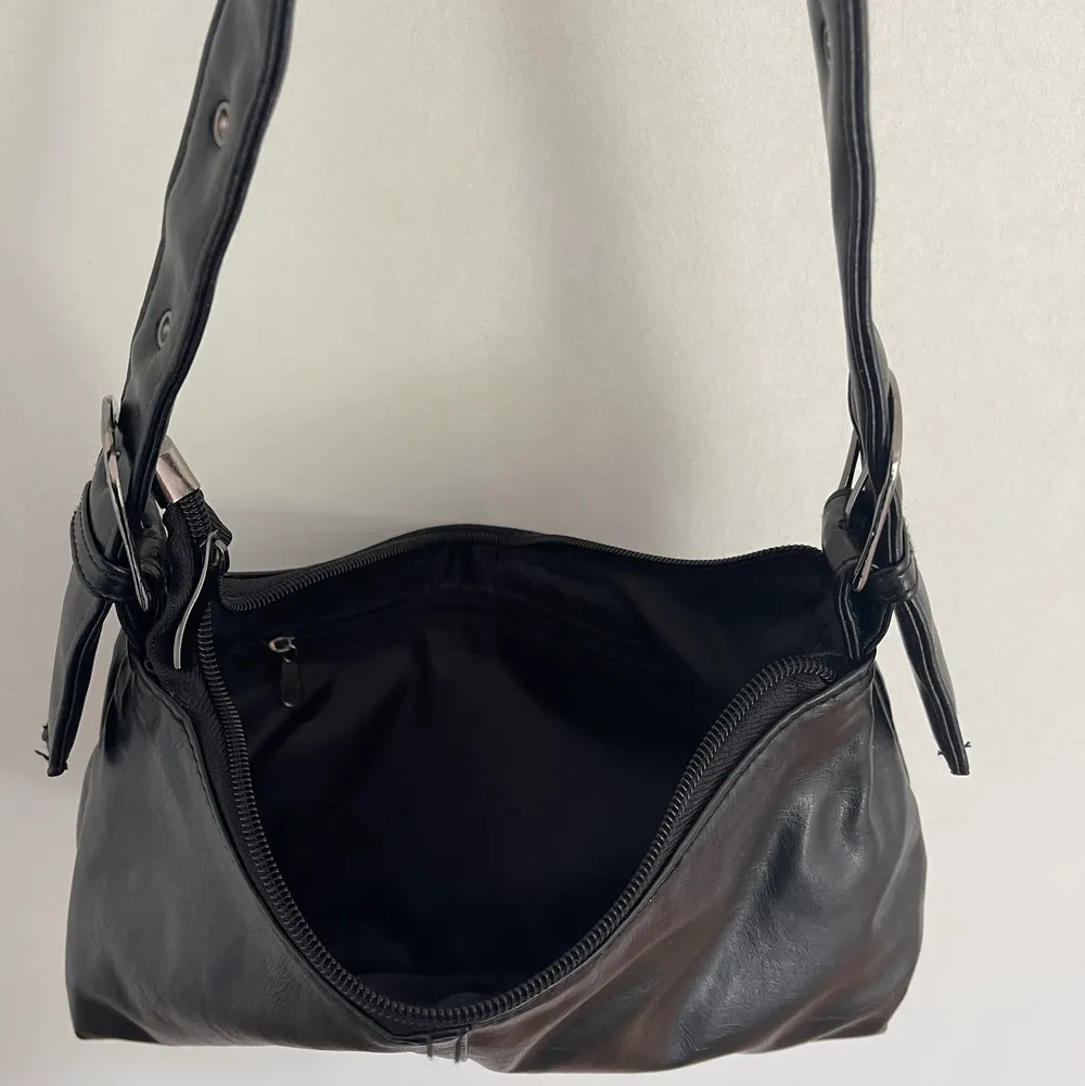 En svart väska i skinn som är vintage och justerbar i banden. Hör av dig vid frågor 😗. Väskor.