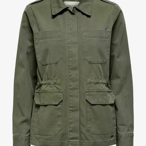 Only grön jeansjacka - Säljer denna pågrund av att jag inte använder den längre. Den är i strl M men skulle säga att den mer passar strl S. Kan skicka fler bilder på den om det behövs❤️❤️ kan avsluta budgivningen tidigare❤️ kan köpas direkt för 370 + frakt❤️