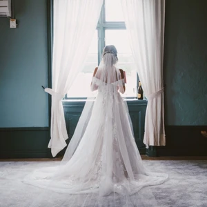 Brudslöja  - Säljer min fina brudslöja. Säljer för 550kr frakt på 66kr tillkommer .  Fin spets i kanten längst ner.  