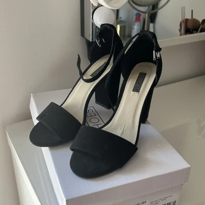 Klackar från nelly - Använt en gång t balen i nian:)