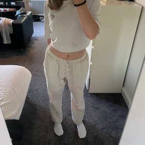 Linnebyxor  - Säljer dessa snygga lågmidjade byxor i lite tjockare linne då dom inte passar mig. Endast använda en gång och i bra skick. Osäker på storlek men skulle säga att dom passar en S/XS eftersom det är knyte i midjan. Jag är 167 cm lång för referens. Köpt direkt för 300.