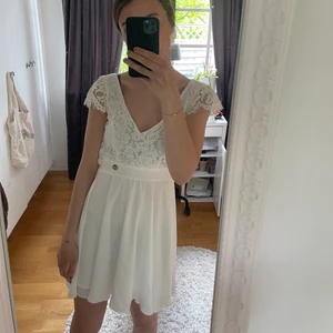 Klänning - Så fin vit klänning som funkar perfekt till olika firanden i sommar, student, skolavslutning etc. Även fin öppen rygg!🤍