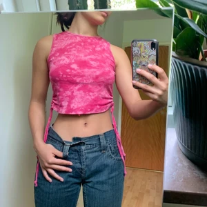 Rosa tröja - En tiedye tröja/linne i rosa och knyts i sidorna. Supersöt och är i barn stl, men passar en xs. Från åhlens 💓
