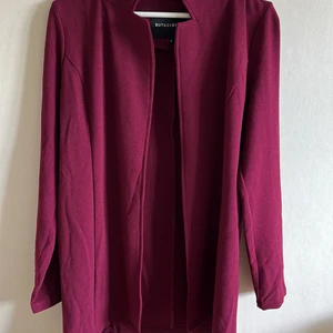 Rut&cirkel kofta  - Röd kofta! Orginal pris 550kr! Nyskick ej använd! Säljer för de absolut inte är min stil 