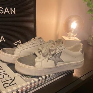 Sneakers - Sneakers med stjärnor på ifrån Zalando. Nypris var runt 600-700 kr. Finns inte kvar på Zalando då de är helt slutsålda.❤️
