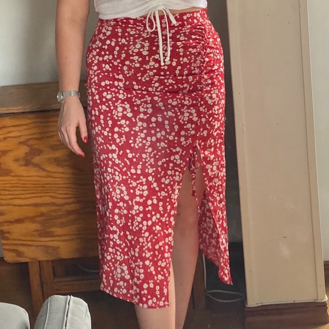 Blommig kjol i svart med slits  - 90