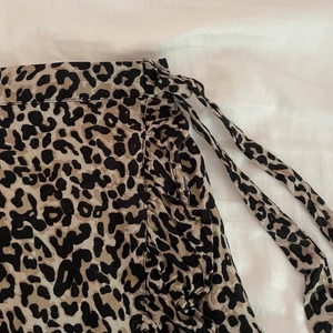 Leopardkjol - Säljer denna kjolen! Stl 134/140 men skulle även säga att den passar en XXS/XS (se tredje bild) 💓💓 80+52kr frakt 
