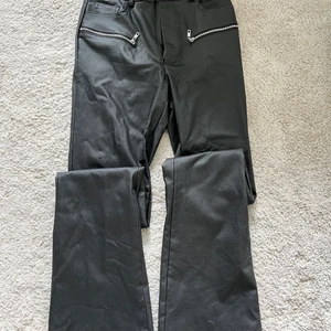 Skinnbyxor med bootcut - Bootcut skinbyxor från Agnes, Fridas och Jennifers kollektion på nakd  Storlek 36  Använda ett fåtal gånger Köpare står för frakten