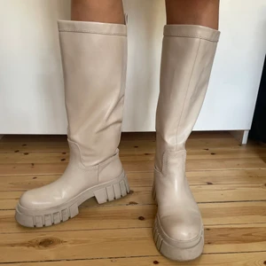Chunky stövlar från Zara strl 38 - Fint skick då dom typ bara är använda inomhus. Stövlar från Zara! Svinsnygga! Chunky! Benvita! Ni fattar grejen! 