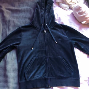 Juicy tröja  - Jätte skön och gosig juicy tröja i färgen mötkblå, har inte riktigt kommit till användning och köpt i julas, använd ca 2 gånger💗💗