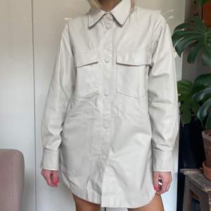 En oversized plastliknande skjorta (som jag använt som klänning med cykeltights) men kan såklart användas som jacka/skjorta till byxor. Från HM! Ser dyrare ut än vad den är vilket alltid är kul. Använd fåtal gånger 