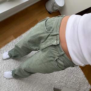 Zara jeans i miltiärgrön. Tyvärr inte kommit till användning. Klippt dom längst ner men fortfarande långa, jag är 162cm💕 250kr