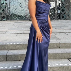 Balklänning  - Balklänning använd endast 1 gång säljs för 1450kr. Helt ny skick inga fläckar ingenting. Storlek Xs- S