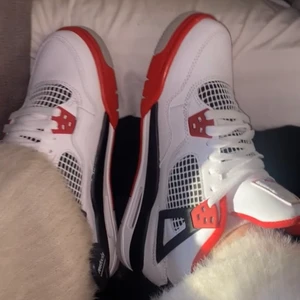 Jordan 4 fire red - Säljer då de va för små och jag fått dom i julklapp, andvända en gång 🫶🏼 ! Pris kan diskuter 
