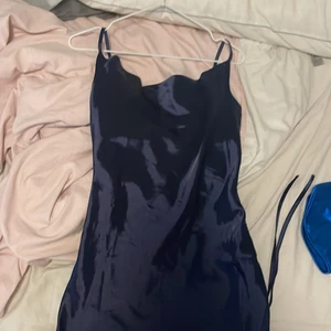 Kläning  - Säljer denna supersnygga klänningen från shein då den inte kom till användning 