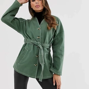 Khakifärgad jacka utan krage - I storlek 34 men passar en 38. Använd ett fåtal gånger 