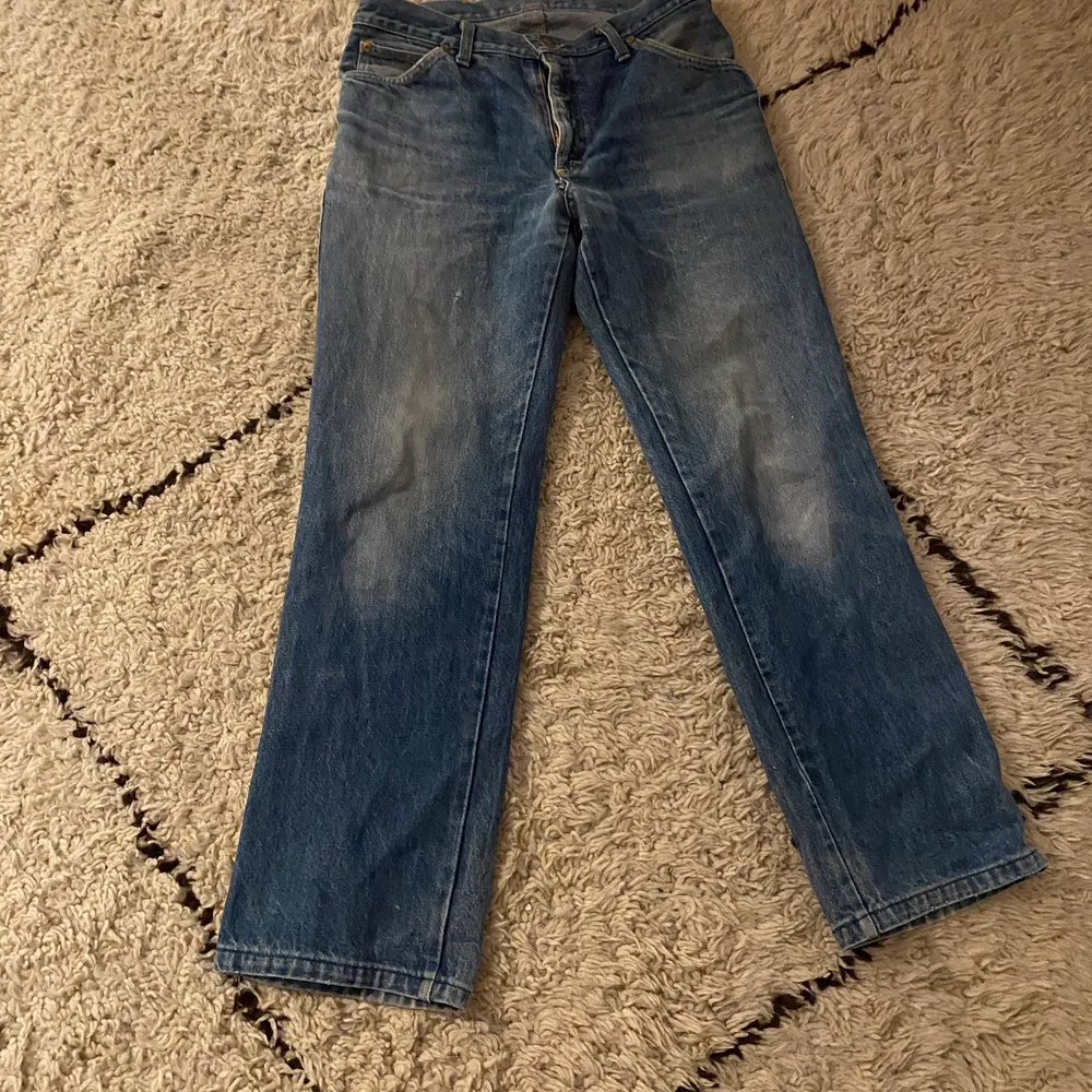 Sjukt snygg lee jeans som är tyvärr är förstora för mig. Sömmen har gått upp lite på ena fickan men annars är de i väldigt bra skick💕. Jeans & Byxor.