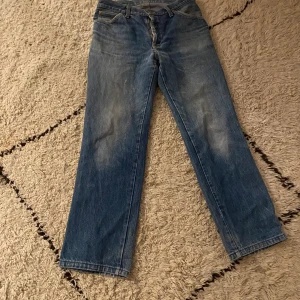 Lee jeans - Sjukt snygg lee jeans som är tyvärr är förstora för mig. Sömmen har gått upp lite på ena fickan men annars är de i väldigt bra skick💕