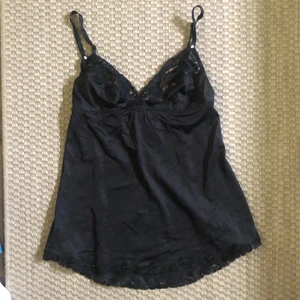 Spetslinne  - Svart vintage linne med spets✨materialet liknar siden! Storlek 38, passar också 36