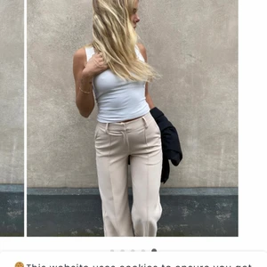 Kostymbyxor - Säljer dessa superfina kostymbyxor från Venderbys pga kommer inte till användning. De är endast använda en gång så i nyskick! Nypris är 563kr, jag säljer för 400kr. Skriv privat om ni vill ha fler bilder, köpare står för frakt💞 Storlek XXS, sitter som XS