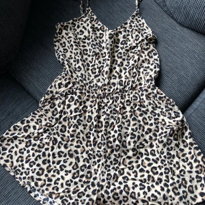 Jumpsuit leopard  - En jättefin jumpsuit i leopard mönster storlek 36 men passar även mig som är xs. Använd fåtal gånger. Väldigt skönt och svalt material.