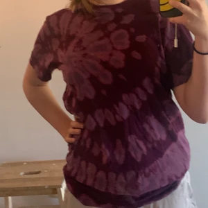Lila batik tröja - En lila batik t shirt köpt på Sellpy💜 originellt från dressman