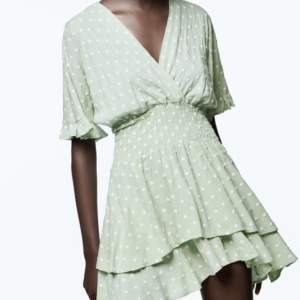 En havsgrön volangklänning från Zara. Broderade vita prickar. Endast använd 1 gång. Fri frakt!    Storlek: XL  Märke: Zara