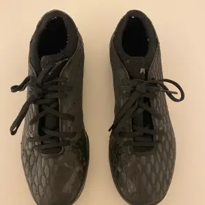Futsal skor från Puma i storlek 40,5. Knappt använda och i gott skick! 