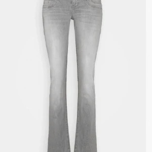 Jeans - Säljer dessa trendiga lbt jeansen men dom var för stora,jätte bra skick,köparen står för frakt💕