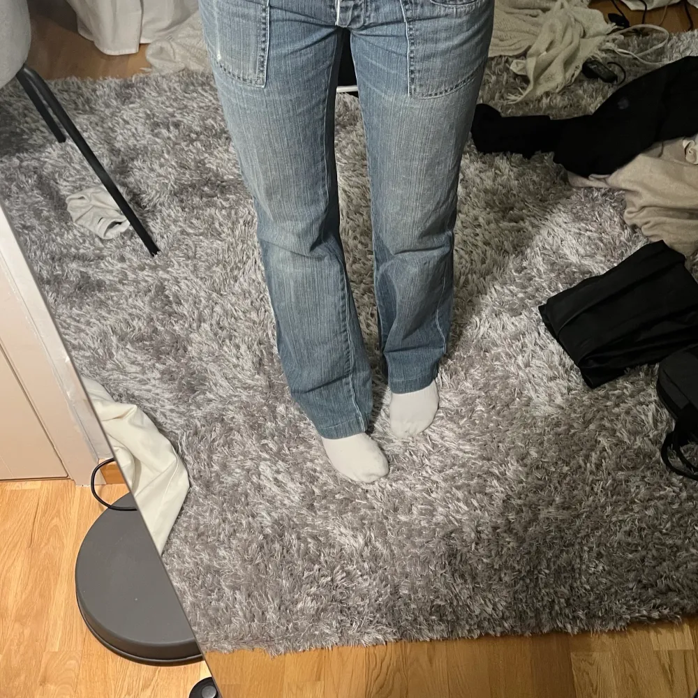 Vintage jeans med jättefina detaljer från vero Moda. Uppsydda och passar mig perfekt som är 160❤️ säljer då jag behöver pengar!🥰. Jeans & Byxor.