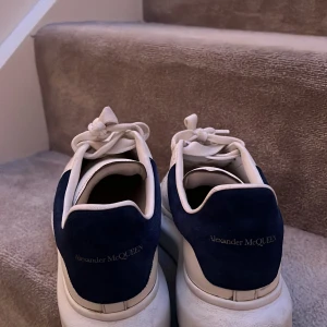 Alexander Mqueen Skor - Hej, jag vill sälja mina Alexander Mqueen skor i storlek 37 som är vita och blåa, skorna är inte använda så mycket och är i väldigt bra skick, sko box saknas och skorna är ett halv år gamla.