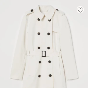 Vit trendig trenchcoat - Helt slutsåld trenchcoat! Oanvämd och ny! Då den är ny har den inga märken eller liknande. Verkligen superfin men råkade dessvärre beställa fel storlek. Pris kan diskuteras vid snabb affär! 