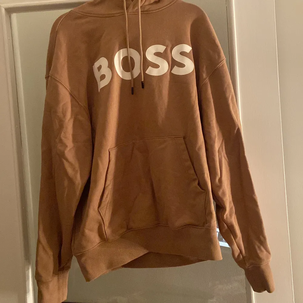 Helt ny Hugo boss hoodie använd 3gg max. Supersköna och mysig hoodie i st M men den är lite större i storleken skulle jag säga. . Hoodies.